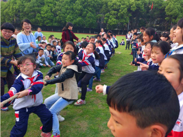 南昌现代外国语学校（迎宾校区）小学部开展拔河比赛